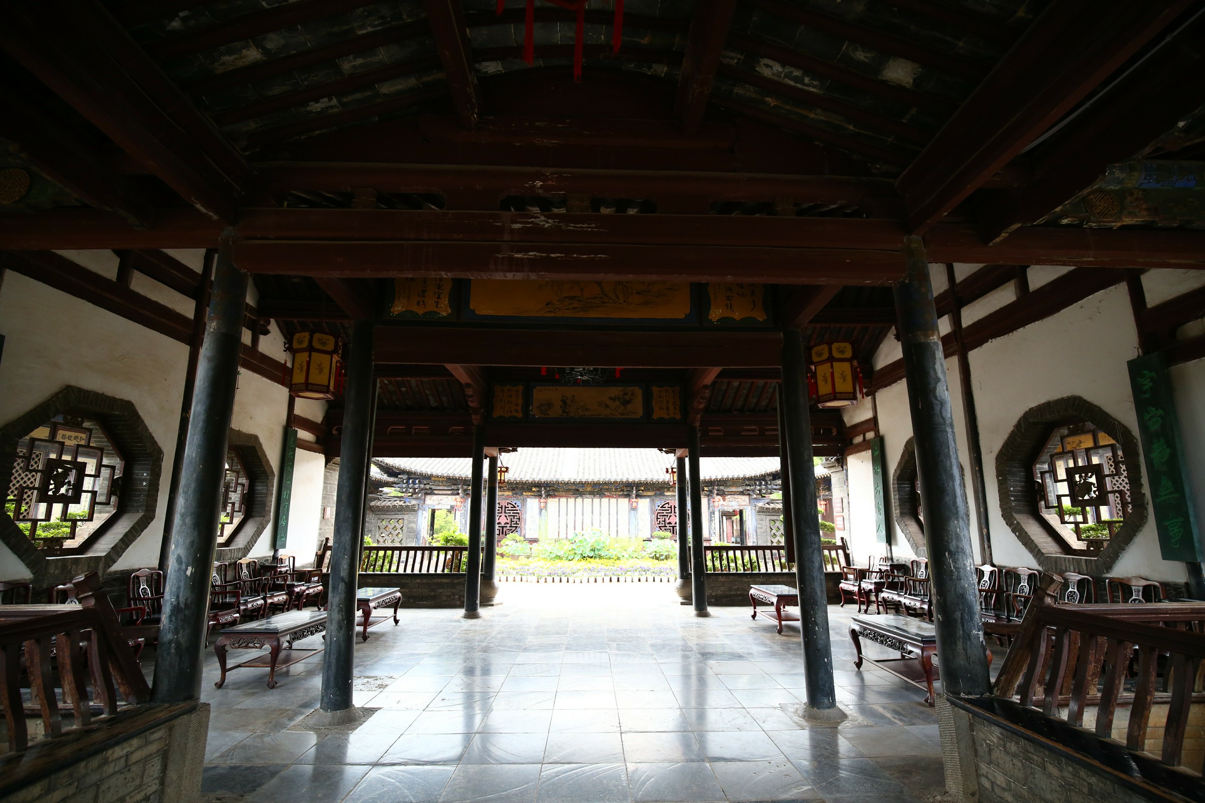 含玉楼→蓄芳阁→朱氏宗祠→水上戏台→怀远厅→内宅院→花厅→后花园