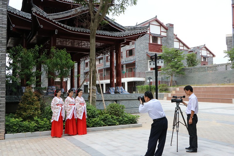 图三：电视台记者拍摄客家旅游小镇宣传_副本.jpg